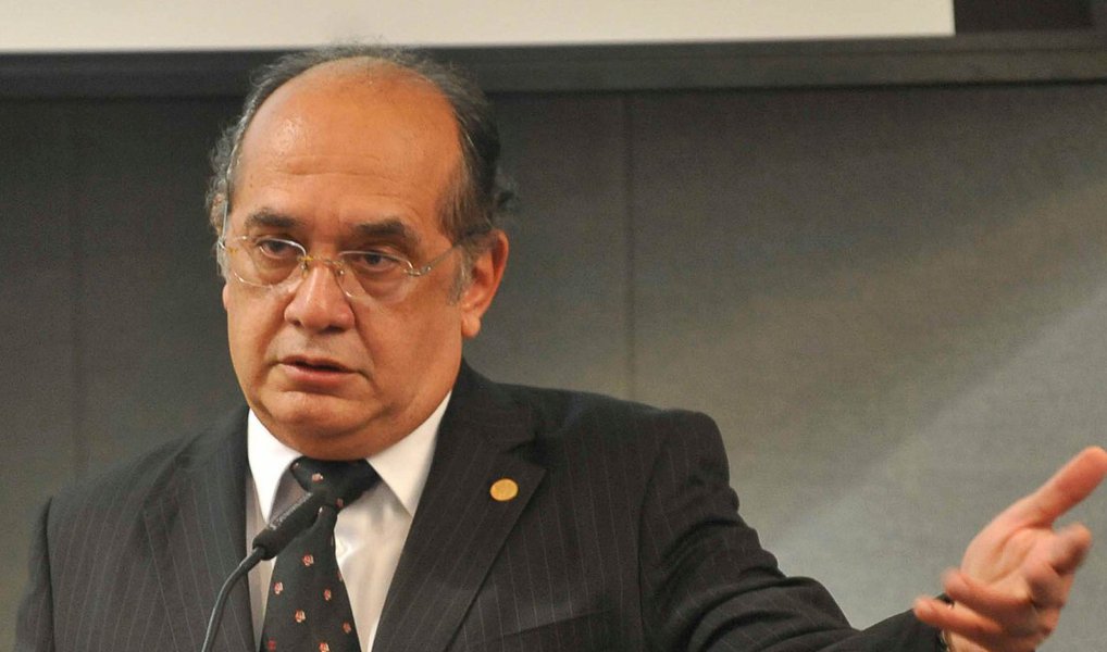 "Devemos ter muito cuidado na intervenção nesse tipo de matéria, para não virarmos uma casa de suplicação geral. Os temas têm que ser encaminhados no âmbito do Congresso. O tema é centralmente político e precisa assim ser tratado. Assim foi no caso Collor. O tribunal foi extremamente moderado na intervenção porque entendia que a matéria era decisivamente política", destacou o ministro do Supremo; há dois dias, o ministro Luiz Edson Fachin suspendeu decisão do Congresso que criava a comissão de impeachment (Foto: Paulo Emílio) "Devemos ter muito cuidado na intervenção nesse tipo de matéria, para não virarmos uma casa de suplicação geral. Os temas têm que ser encaminhados no âmbito do Congresso. O tema é centralmente político e precisa assim ser tratado. Assim foi no caso Collor. O tribunal foi extremamente moderado na intervenção porque entendia que a matéria era decisivamente política", destacou o ministro do Supremo; há dois dias, o ministro Luiz Edson Fachin suspendeu decisão do Congresso que criava a comissão de impeachment