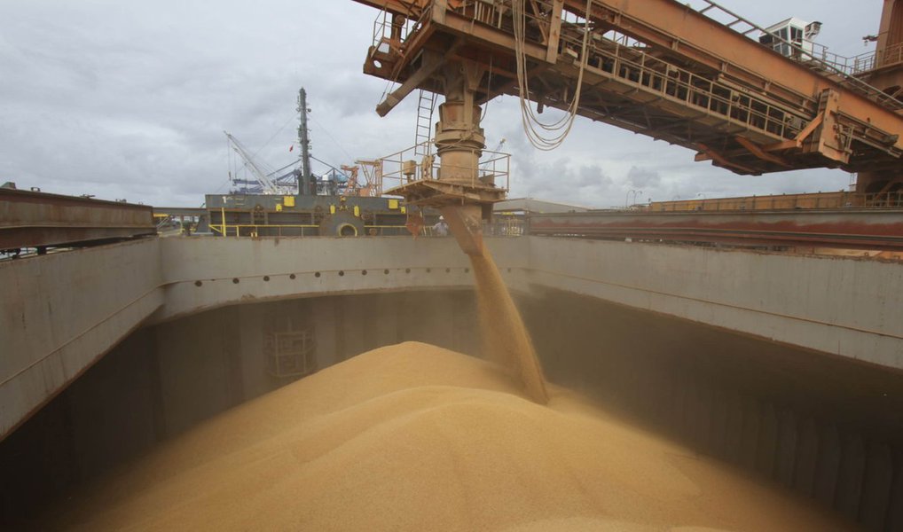 China ampliou em 47,2% as importações de soja produzida pelo Brasil ao longo do mês de outubro quando em comparação com o mesmo mês do ano anterior; volume chegou a 3,88 milhões de toneladas; no acumulado anual até outubro, as importações de soja do Brasil pelos chineses aumentaram 18%, alcançando 36,9 milhões de toneladas (Foto: Paulo Emílio) China ampliou em 47,2% as importações de soja produzida pelo Brasil ao longo do mês de outubro quando em comparação com o mesmo mês do ano anterior; volume chegou a 3,88 milhões de toneladas; no acumulado anual até outubro, as importações de soja do Brasil pelos chineses aumentaram 18%, alcançando 36,9 milhões de toneladas