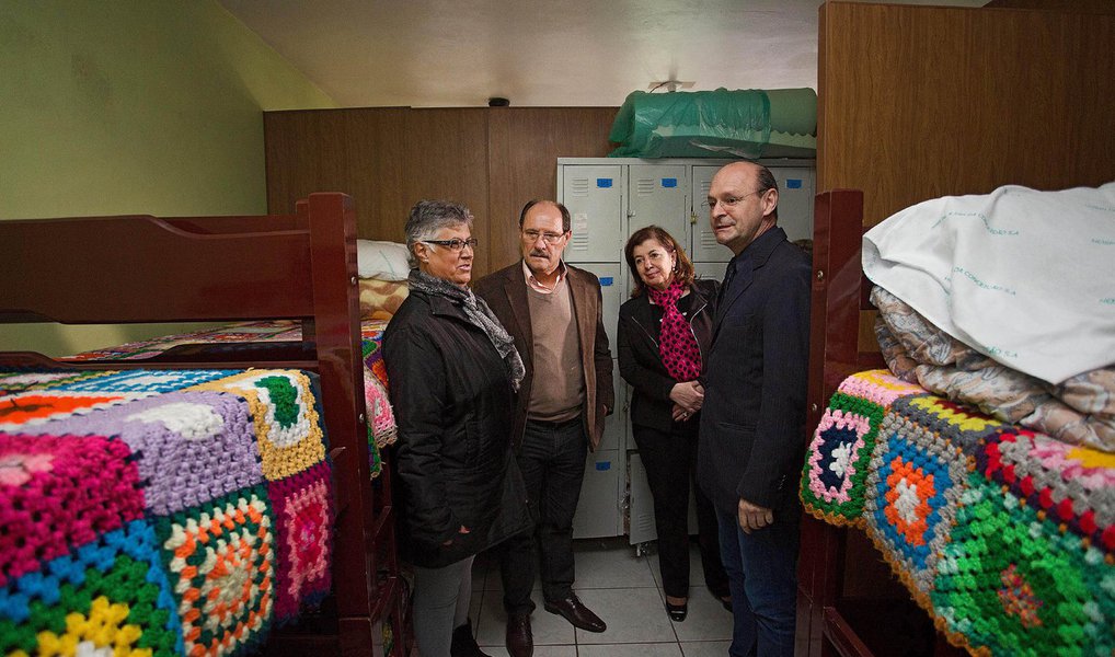 O governo estadual, por meio da Secretaria do Trabalho e do Desenvolvimento Social (STDS), lançou o Programa RS Acolhedor; a iniciativa, pioneira no Rio Grande do Sul, tem por objetivo hospedar acompanhantes de pacientes em tratamento médico fora de sua cidade de origem; o projeto começa por Porto Alegre e tem capacidade de 4,7 mil diárias/ano; segundo o governador José Ivo Sartori, "esse programa vem para apoiar quem passa por um momento difícil"; "Dar suporte ao acompanhante, que precisa não somente de uma estrutura física para pernoitar, mas também, de apoio psicológico, de acolhimento, de uma ação humanitária", disse (Foto: Leonardo Lucena) O governo estadual, por meio da Secretaria do Trabalho e do Desenvolvimento Social (STDS), lançou o Programa RS Acolhedor; a iniciativa, pioneira no Rio Grande do Sul, tem por objetivo hospedar acompanhantes de pacientes em tratamento médico fora de sua cidade de origem; o projeto começa por Porto Alegre e tem capacidade de 4,7 mil diárias/ano; segundo o governador José Ivo Sartori, "esse programa vem para apoiar quem passa por um momento difícil"; "Dar suporte ao acompanhante, que precisa não somente de uma estrutura física para pernoitar, mas também, de apoio psicológico, de acolhimento, de uma ação humanitária", disse