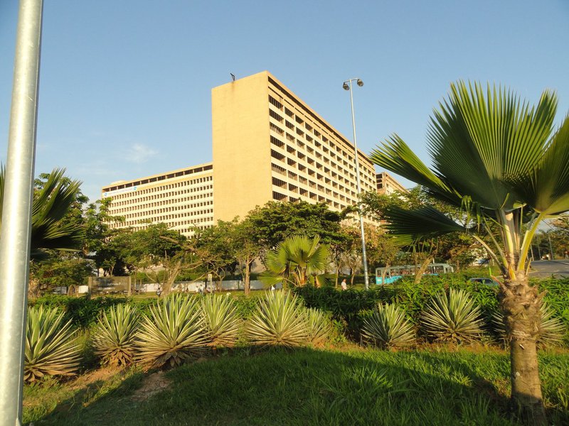 Na Universidade Federal do Rio de Janeiro (UFRJ), a maior do país, o curso de pedagogia, com cerca de 750 alunos, teve de interromper as aulas por causa de uma infiltração na estrutura do edifício onde funciona a faculdade (Foto: Leonardo Attuch) Na Universidade Federal do Rio de Janeiro (UFRJ), a maior do país, o curso de pedagogia, com cerca de 750 alunos, teve de interromper as aulas por causa de uma infiltração na estrutura do edifício onde funciona a faculdade