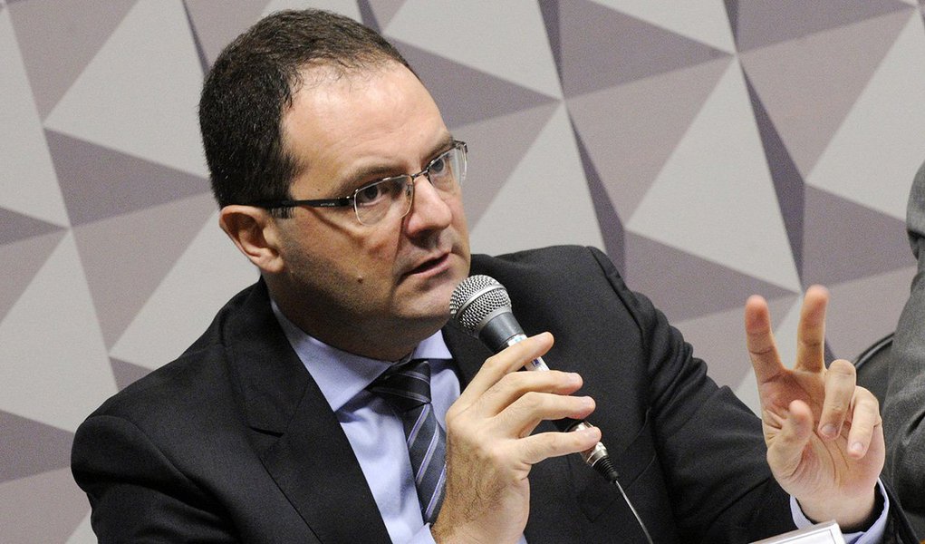 O ministro da Fazenda, Nelson Barbosa, defendeu a presidente Dilma Rousseff na sessão comissão especial do impeachment no Senado; segundo ele, a presidente não cometeu crime de responsabilidade e que os seis decretos de crédito suplementar citados no pedido de impeachment da presidente Dilma, somando R$ 95,9 bilhões, foram baseados em remanejamento de recursos, excesso de arrecadação ou superávit financeiro Executivo e avançou depois de inúmeras negociações com o Congresso; ele também disse "considerar não haver base legal para o pedido de impeachment da presidenta da República" (Foto: Paulo Emílio) O ministro da Fazenda, Nelson Barbosa, defendeu a presidente Dilma Rousseff na sessão comissão especial do impeachment no Senado; segundo ele, a presidente não cometeu crime de responsabilidade e que os seis decretos de crédito suplementar citados no pedido de impeachment da presidente Dilma, somando R$ 95,9 bilhões, foram baseados em remanejamento de recursos, excesso de arrecadação ou superávit financeiro Executivo e avançou depois de inúmeras negociações com o Congresso; ele também disse "considerar não haver base legal para o pedido de impeachment da presidenta da República"