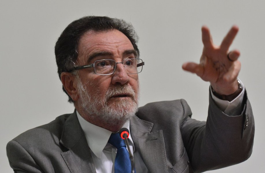 "Ela tem rumo. Ela quer chegar em determinadas pessoas. Tudo o mais é secundário. Portanto, vai se configurando um processo de forte conteúdo político e ideológico", comenta o ministro do Desenvolvimento Agrário; em entrevista à Fórum, Patrus afirma ainda que o PT precisa de mais autocrítica e defende a ida do ex-presidente Lula ao governo (Foto: Gisele Federicce) "Ela tem rumo. Ela quer chegar em determinadas pessoas. Tudo o mais é secundário. Portanto, vai se configurando um processo de forte conteúdo político e ideológico", comenta o ministro do Desenvolvimento Agrário; em entrevista à Fórum, Patrus afirma ainda que o PT precisa de mais autocrítica e defende a ida do ex-presidente Lula ao governo