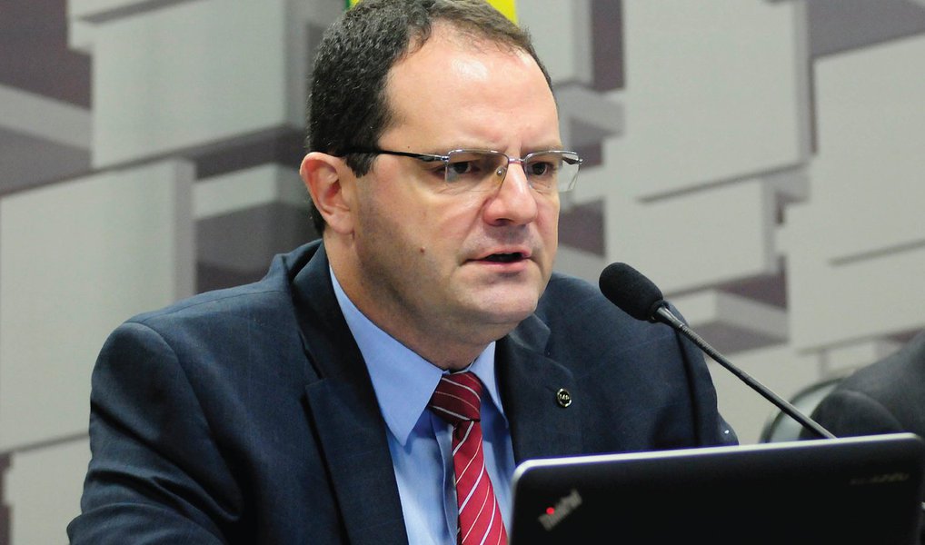 O pedido de autorização ao Congresso Nacional para que o governo tenha déficit primário de até R$ 96,7 bilhões este ano tem por objetivo estabilizar a economia para que a renda e o emprego voltem a crescer, disse nesta quarta (23) o ministro da Fazenda, Nelson Barbosa; segundo ele, o aumento da dívida pública provocado pelo resultado fiscal negativo será temporário, mas necessário para evitar que a recessão se aprofunde (Foto: Valter Lima) O pedido de autorização ao Congresso Nacional para que o governo tenha déficit primário de até R$ 96,7 bilhões este ano tem por objetivo estabilizar a economia para que a renda e o emprego voltem a crescer, disse nesta quarta (23) o ministro da Fazenda, Nelson Barbosa; segundo ele, o aumento da dívida pública provocado pelo resultado fiscal negativo será temporário, mas necessário para evitar que a recessão se aprofunde
