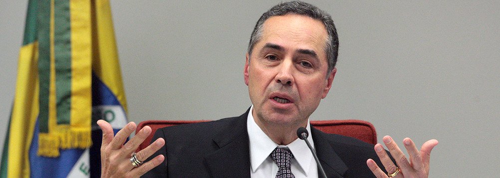 Jornalista Paulo Nogueira, do Diario do Centro do Mundo, afirma que o ministro Gilmar Mendes "se vale da omissão generalizada – excetuada aí a voz das ruas – para continuar a cometer suas barbaridades"; o blogueiro lembrou que, numa sessão do STF, o ministro Luis Roberto Barroso (foto) "disse que não se comporta como se estivesse num diretório acadêmico e nem age como comentarista político"; "Era uma referência ao vociferante colega Gilmar", diz o jornalista; "Barroso não tem escolha. Ou ele mostra à sociedade que Gilmar não é referência de juiz e o desmascara vigorosamente – ou passará para história como mais um personagem de um período sinistro da Suprema Corte e da Justiça como um todo" (Foto: Leonardo Lucena) Jornalista Paulo Nogueira, do Diario do Centro do Mundo, afirma que o ministro Gilmar Mendes "se vale da omissão generalizada – excetuada aí a voz das ruas – para continuar a cometer suas barbaridades"; o blogueiro lembrou que, numa sessão do STF, o ministro Luis Roberto Barroso (foto) "disse que não se comporta como se estivesse num diretório acadêmico e nem age como comentarista político"; "Era uma referência ao vociferante colega Gilmar", diz o jornalista; "Barroso não tem escolha. Ou ele mostra à sociedade que Gilmar não é referência de juiz e o desmascara vigorosamente – ou passará para história como mais um personagem de um período sinistro da Suprema Corte e da Justiça como um todo"