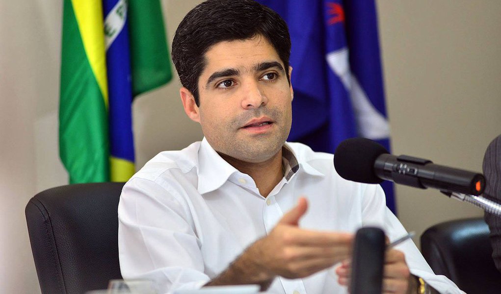 Com um time que já conta com aproximadamente 25 vereadores, o prefeito ACM Neto deve ganhar reforço de mais quatro parlamentares em sua base na Câmara Municipal; reportagem do jornal Tribuna da Bahia apurou que Atanázio Júlio (PTN), Euvaldo Jorge (PP), Isnard Araújo (PR) e Paulo Magalhães Jr. (PSC) estão de malas prontas para deixar seus atuais partidos e embarcar em legendas que compõem a aliança que elegeu ACM Neto em 2012; os prováveis destinos dos vereadores são DEM (deve ficar com mais dois), PPS e PRB (Foto: Romulo Faro) Com um time que já conta com aproximadamente 25 vereadores, o prefeito ACM Neto deve ganhar reforço de mais quatro parlamentares em sua base na Câmara Municipal; reportagem do jornal Tribuna da Bahia apurou que Atanázio Júlio (PTN), Euvaldo Jorge (PP), Isnard Araújo (PR) e Paulo Magalhães Jr. (PSC) estão de malas prontas para deixar seus atuais partidos e embarcar em legendas que compõem a aliança que elegeu ACM Neto em 2012; os prováveis destinos dos vereadores são DEM (deve ficar com mais dois), PPS e PRB