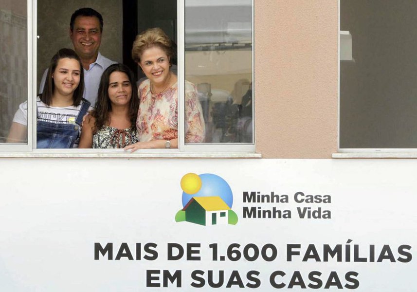Mais de 10 mil baianos realizam nesta sexta-feira o sonho de receber as chaves de sua casa própria; no total, 2.556 famílias foram beneficiadas com imóveis do Minha Casa, Minha Vida entregues pelo governador Rui Costa e a presidente Dilma Rousseff; "Essa valiosa conquista é algo que devemos valorizar. Até o final do próximo ano ainda entregaremos 1,5 milhão de casas como essas", afirmou Dilma (Foto: Romulo Faro) Mais de 10 mil baianos realizam nesta sexta-feira o sonho de receber as chaves de sua casa própria; no total, 2.556 famílias foram beneficiadas com imóveis do Minha Casa, Minha Vida entregues pelo governador Rui Costa e a presidente Dilma Rousseff; "Essa valiosa conquista é algo que devemos valorizar. Até o final do próximo ano ainda entregaremos 1,5 milhão de casas como essas", afirmou Dilma