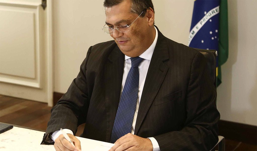 O governador do Maranhão, Flávio Dino, anunciou a implantação de mais um equipamento de saúde, dessa vez, para preencher o vazio assistencial que havia no estado na área de saúde bucal; trata-se do ‘Centro Odontológico de Crianças e Adultos – Sorrir’, que funcionará ao lado da Farmácia Estadual de Medicamentos Especializados (Feme), na Praia Grande; de acordo com o secretário de Estado da Saúde, Carlos Lula, a iniciativa de um centro de média complexidade na área odontológica é pioneira no Brasil (Foto: Leonardo Lucena) O governador do Maranhão, Flávio Dino, anunciou a implantação de mais um equipamento de saúde, dessa vez, para preencher o vazio assistencial que havia no estado na área de saúde bucal; trata-se do ‘Centro Odontológico de Crianças e Adultos – Sorrir’, que funcionará ao lado da Farmácia Estadual de Medicamentos Especializados (Feme), na Praia Grande; de acordo com o secretário de Estado da Saúde, Carlos Lula, a iniciativa de um centro de média complexidade na área odontológica é pioneira no Brasil