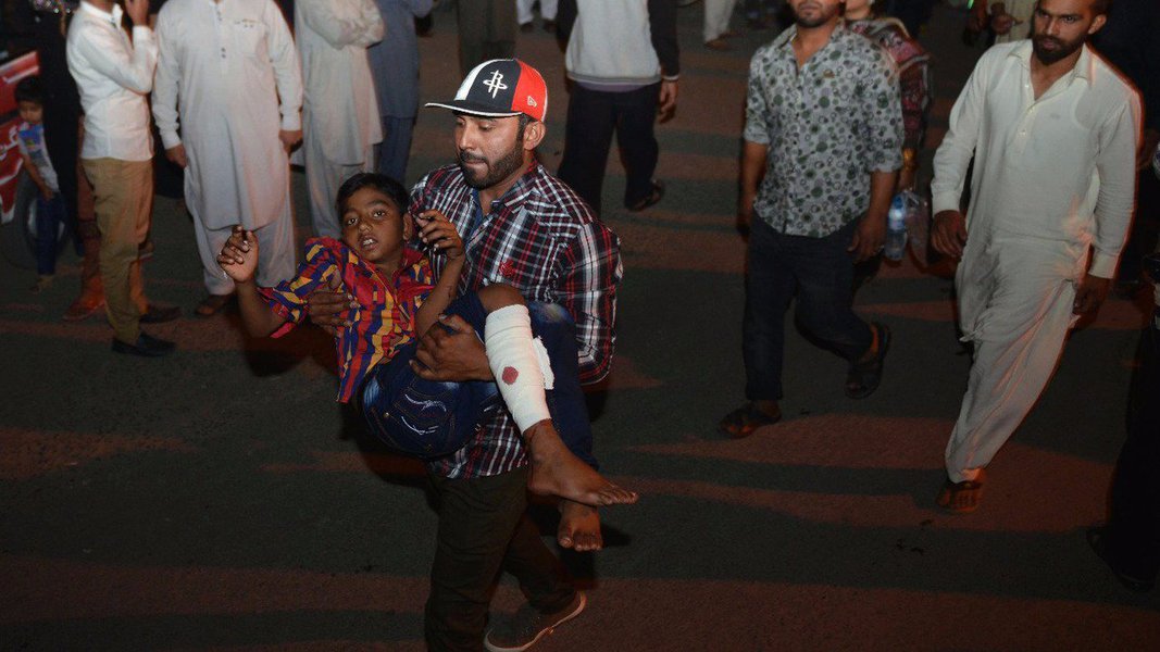 Ataque de homem-bomba aconteceu neste domingo (27) e deixou ainda 290 feridos, a maioria mulheres e crianças, do lado de fora de um parque público na cidade de Lahore, capital de Punjab, coração político do primeiro-ministro Nawaz Sharif; a explosão aconteceu na área de estacionamento, a poucos metros de onde ficam balanços para crianças; grupo taleban Jamaat ul Ahrar assumiu a autoria do e afirmou que o objetivo era atingir os cristãos que celebravam a Páscoa (Foto: Realle Palazzo-Martini) Ataque de homem-bomba aconteceu neste domingo (27) e deixou ainda 290 feridos, a maioria mulheres e crianças, do lado de fora de um parque público na cidade de Lahore, capital de Punjab, coração político do primeiro-ministro Nawaz Sharif; a explosão aconteceu na área de estacionamento, a poucos metros de onde ficam balanços para crianças; grupo taleban Jamaat ul Ahrar assumiu a autoria do e afirmou que o objetivo era atingir os cristãos que celebravam a Páscoa