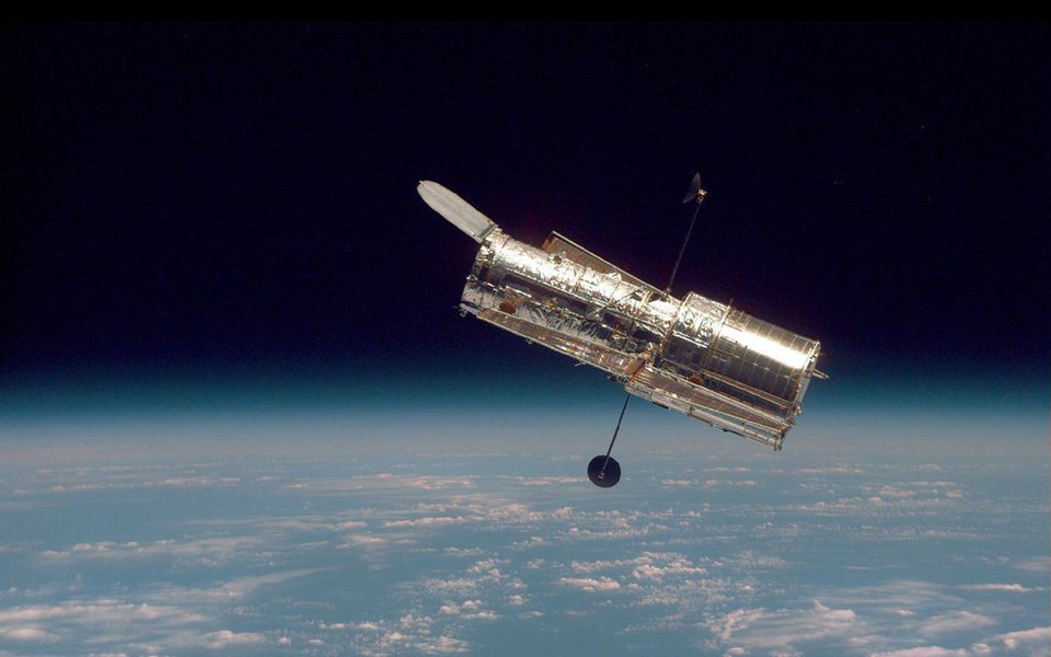 Neste domingo, 24 de abril, o telescópio espacial Hubble apagará 26 velinhas. Para festejar, seus criadores escolheram a imagem tira-fôlego de uma nebulosa esférica situada a 8 mil anos luz (Foto: Luis Pellegrini) Neste domingo, 24 de abril, o telescópio espacial Hubble apagará 26 velinhas. Para festejar, seus criadores escolheram a imagem tira-fôlego de uma nebulosa esférica situada a 8 mil anos luz