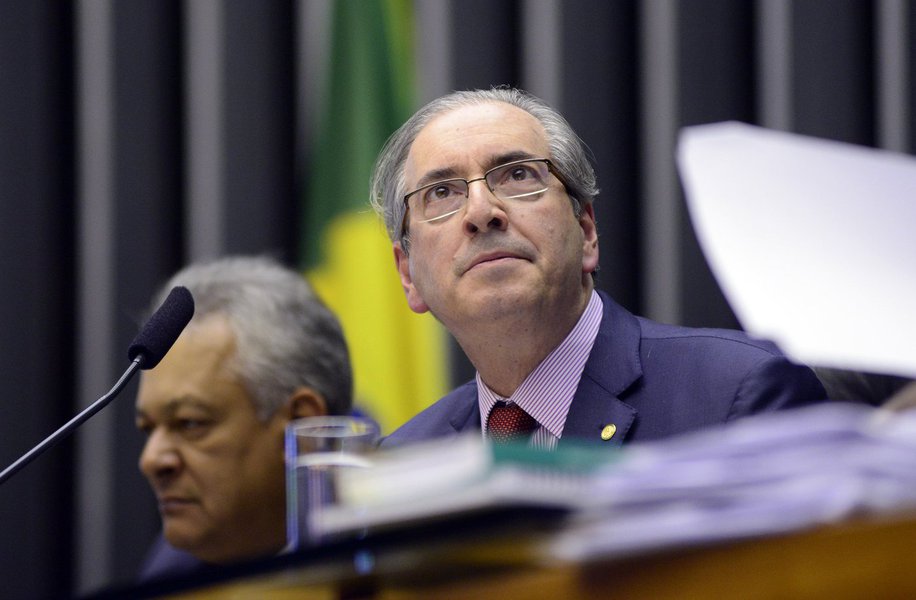 Avaliação de assessores da presidente Dilma, que a acompanham em viagem à Suécia neste fim de semana, é de que a queda do presidente da Câmara é iminente e se dará em questão de dias; na opinião de um ministro, o agravamento das denúncias e o isolamento de Eduardo Cunha (PMDB-RJ) na Câmara, que tem perdido o apoio de aliados, deixa a situação do deputado insustentável; o peemedebista já perdeu também apoio no Conselho de Ética na Câmara, onde o presidente, José Carlos Araújo (PSD-BA), quer acelerar a investigação contra ele por quebra de decoro parlamentar e, em caso de condenação, sua possível cassação (Foto: Gisele Federicce) Avaliação de assessores da presidente Dilma, que a acompanham em viagem à Suécia neste fim de semana, é de que a queda do presidente da Câmara é iminente e se dará em questão de dias; na opinião de um ministro, o agravamento das denúncias e o isolamento de Eduardo Cunha (PMDB-RJ) na Câmara, que tem perdido o apoio de aliados, deixa a situação do deputado insustentável; o peemedebista já perdeu também apoio no Conselho de Ética na Câmara, onde o presidente, José Carlos Araújo (PSD-BA), quer acelerar a investigação contra ele por quebra de decoro parlamentar e, em caso de condenação, sua possível cassação