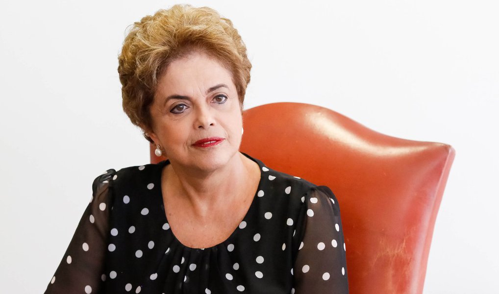 A oposição entrou com uma ação na Justiça Federal de Brasília visando impedir que a presidente Dilma Rousseff faça um pronunciamento à nação em cadeia de rádio e televisão nesta sexta-feira (15); ação, movida pelo Solidariedade, alega que "o presidente da República poderá convocar as emissoras prestadoras dos serviços de radiodifusão sonora (rádio) e de sons e imagens (TV) tendo por escopo a preservação da ordem pública e da segurança nacional ou no interesse da administração, jamais, pois, para interesse pessoal" (Foto: Paulo Emílio) A oposição entrou com uma ação na Justiça Federal de Brasília visando impedir que a presidente Dilma Rousseff faça um pronunciamento à nação em cadeia de rádio e televisão nesta sexta-feira (15); ação, movida pelo Solidariedade, alega que "o presidente da República poderá convocar as emissoras prestadoras dos serviços de radiodifusão sonora (rádio) e de sons e imagens (TV) tendo por escopo a preservação da ordem pública e da segurança nacional ou no interesse da administração, jamais, pois, para interesse pessoal"
