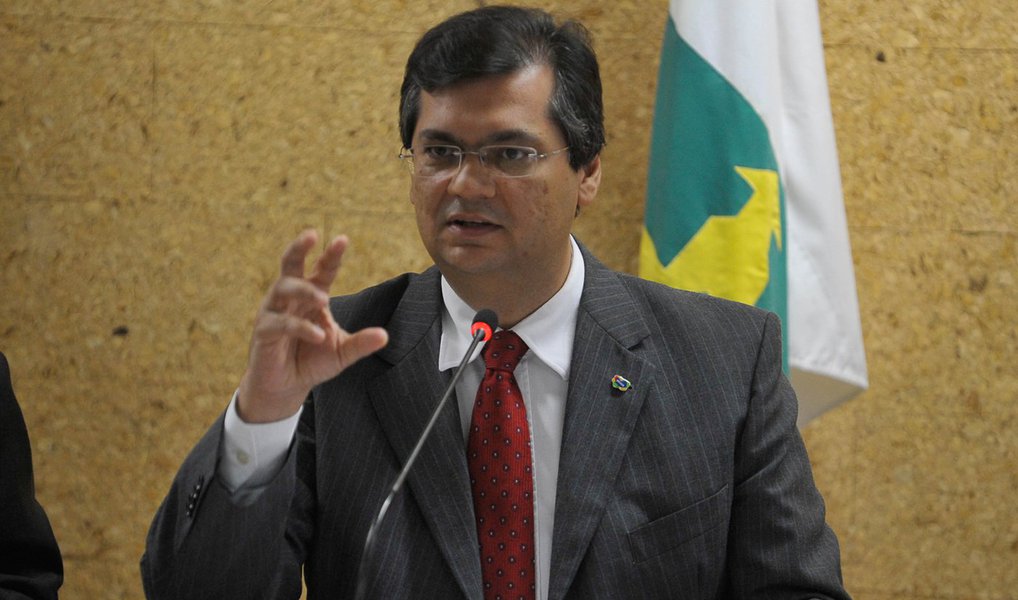 O governador do Maranhão, Flávio Dino (PCdoB), publicou uma série de tuítes criticando o processo de impeachment contra a presidente Dilma; segundo ele, a "Constituição manda que contas do Presidente sejam julgadas pelo Congresso, após parecer do TCU. Sobre contas de 2015, nem parecer existe"; "Quem vai conter a marcha da insensatez? Tenho fé no Congresso e no Supremo. E, claro, na mobilização social", disse ele, ex-juiz federal e ex-presidente da Associação dos Juízes Federais do Brasil (Ajufe) (Foto: Leonardo Lucena) O governador do Maranhão, Flávio Dino (PCdoB), publicou uma série de tuítes criticando o processo de impeachment contra a presidente Dilma; segundo ele, a "Constituição manda que contas do Presidente sejam julgadas pelo Congresso, após parecer do TCU. Sobre contas de 2015, nem parecer existe"; "Quem vai conter a marcha da insensatez? Tenho fé no Congresso e no Supremo. E, claro, na mobilização social", disse ele, ex-juiz federal e ex-presidente da Associação dos Juízes Federais do Brasil (Ajufe)