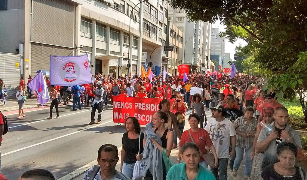 Movimentos populares coordenados pela Frente Povo Sem Medo fizeram nesta quinta (26) uma manifestação contra o fechamento de escolas no estado de São Paulo, e em apoio às ocupações de escolas por estudantes; há 191 escolas ocupadas por alunos; os manifestantes, principalmente participantes do Movimento dos Trabalhadores Sem Teto (MTST) e estudantes secundaristas ligados a União Brasileira dos Estudantes Secundaristas (Ubes), concentraram-se no vão livre do Masp, na avenida Paulista, e saíram em passeata até a Secretaria da Educação (Foto: Valter Lima) Movimentos populares coordenados pela Frente Povo Sem Medo fizeram nesta quinta (26) uma manifestação contra o fechamento de escolas no estado de São Paulo, e em apoio às ocupações de escolas por estudantes; há 191 escolas ocupadas por alunos; os manifestantes, principalmente participantes do Movimento dos Trabalhadores Sem Teto (MTST) e estudantes secundaristas ligados a União Brasileira dos Estudantes Secundaristas (Ubes), concentraram-se no vão livre do Masp, na avenida Paulista, e saíram em passeata até a Secretaria da Educação