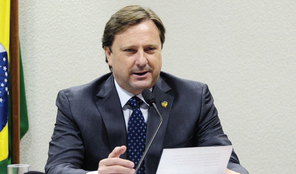 O senador Acir Gurgacz (PDT-RO) será o relator das contas do governo da presidente Dilma Rousseff em 2014, informou nesta quarta (21) a presidente da Comissão Mista de Orçamento (CMO), senadora Rose de Freitas (PMDB-ES) (Foto: Valter Lima) O senador Acir Gurgacz (PDT-RO) será o relator das contas do governo da presidente Dilma Rousseff em 2014, informou nesta quarta (21) a presidente da Comissão Mista de Orçamento (CMO), senadora Rose de Freitas (PMDB-ES)