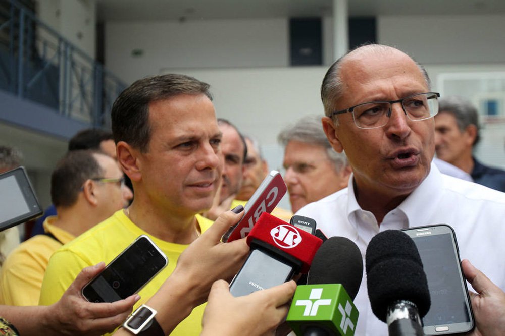 "Não é a primeira vez nem será a última em que aqueles que se arrogam como defensores da ética e da moralidade são flagrados como seus maiores transgressores. O caso de João Dória Jr. – que faz, cada vez mais, jus ao apelido João Dólar Jr. - é exemplar e está apenas no começo", diz o colunista Alex Solnik; "O escândalo do Panamá mudou tudo. A essa altura os tucanos devem estar pressionando Dólar Jr. a retirar sua candidatura, que estava praticamente confirmada, pois não vão carregar nas costas um candidato que esconde a fortuna em offshores onde também se abrigam os maiores escroques do mundo e nem os eleitores irão votar num escândalo ambulante", diz o colunista, que faz ainda uma sugestão: "João Dólar Jr. pode ser um bom candidato (de fachada) a prefeito da Cidade do Panamá" (Foto: Alex Solnik) "Não é a primeira vez nem será a última em que aqueles que se arrogam como defensores da ética e da moralidade são flagrados como seus maiores transgressores. O caso de João Dória Jr. – que faz, cada vez mais, jus ao apelido João Dólar Jr. - é exemplar e está apenas no começo", diz o colunista Alex Solnik; "O escândalo do Panamá mudou tudo. A essa altura os tucanos devem estar pressionando Dólar Jr. a retirar sua candidatura, que estava praticamente confirmada, pois não vão carregar nas costas um candidato que esconde a fortuna em offshores onde também se abrigam os maiores escroques do mundo e nem os eleitores irão votar num escândalo ambulante", diz o colunista, que faz ainda uma sugestão: "João Dólar Jr. pode ser um bom candidato (de fachada) a prefeito da Cidade do Panamá"