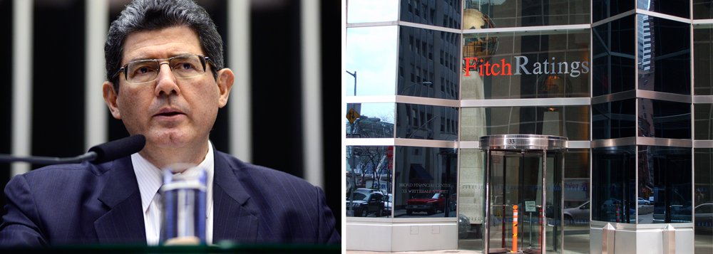 Em nota, a pasta manifestou-se sobre o rebaixamento do Brasil pela agência de classificação de risco Fitch, 11 horas depois de a decisão ser divulgada: “O Ministério da Fazenda reitera a confiança na capacidade da economia brasileira de retomar um ciclo de crescimento após a aprovação do Orçamento 2016, sinalizando um fortalecimento do seu desempenho fiscal”, destacou o texto (Foto: Roberta Namour) Em nota, a pasta manifestou-se sobre o rebaixamento do Brasil pela agência de classificação de risco Fitch, 11 horas depois de a decisão ser divulgada: “O Ministério da Fazenda reitera a confiança na capacidade da economia brasileira de retomar um ciclo de crescimento após a aprovação do Orçamento 2016, sinalizando um fortalecimento do seu desempenho fiscal”, destacou o texto
