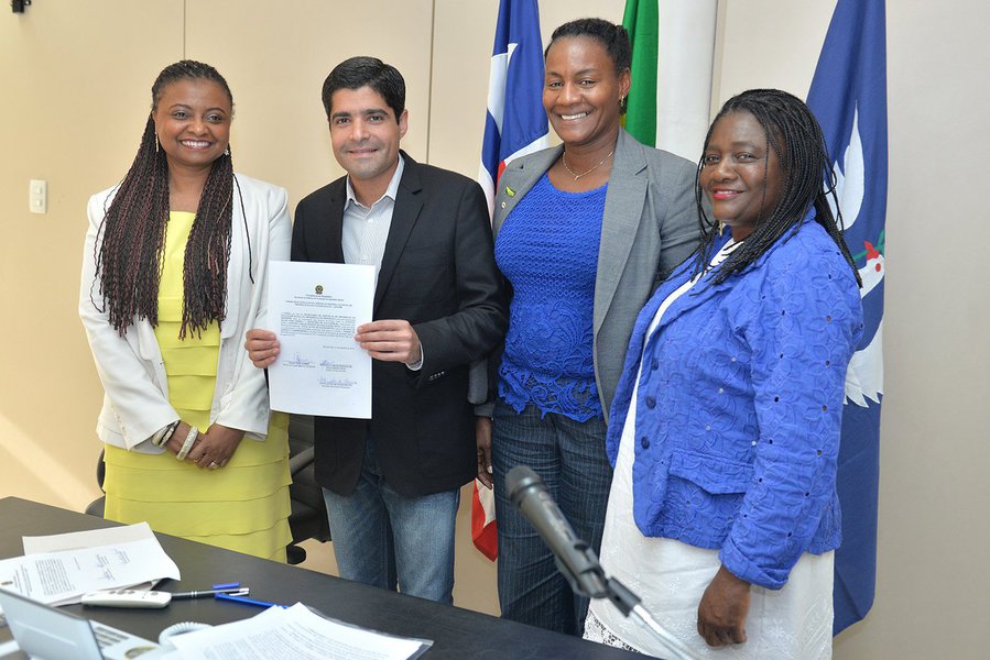 O prefeito ACM Neto e a ministra de Políticas de Promoção da Igualdade Racial, Nilma Lino Gomes, assinaram nesta terça-feira o termo de adesão de Salvador ao Sistema Nacional de Promoção da Igualdade Racial; O objetivo é integrar todos os entes federados para fomentar políticas públicas que valorizem a diversidade e promoção social; "Estamos avançando muito nessa área desde 2013, com ações relevantes e já implementadas. Posso destacar ainda o Selo da Diversidade Étnico-Racial, que premia as empresas que adotam ações de combate ao racismo, e o Observatório da Discriminação Racial, LGBT e Violência Contra Mulher", disse ACM Neto (Foto: Romulo Faro) O prefeito ACM Neto e a ministra de Políticas de Promoção da Igualdade Racial, Nilma Lino Gomes, assinaram nesta terça-feira o termo de adesão de Salvador ao Sistema Nacional de Promoção da Igualdade Racial; O objetivo é integrar todos os entes federados para fomentar políticas públicas que valorizem a diversidade e promoção social; "Estamos avançando muito nessa área desde 2013, com ações relevantes e já implementadas. Posso destacar ainda o Selo da Diversidade Étnico-Racial, que premia as empresas que adotam ações de combate ao racismo, e o Observatório da Discriminação Racial, LGBT e Violência Contra Mulher", disse ACM Neto