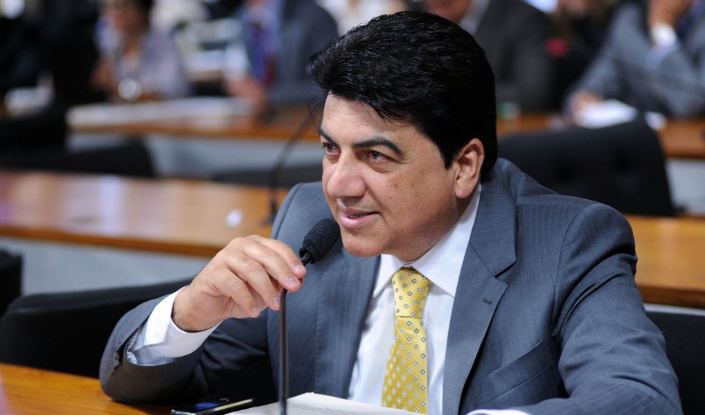 Comissão especial que analisa a Tributação de Bens no Exterior (PL 2.960/15) aprovou nesta quinta-feira, 22, o parecer do deputado Manoel Junior (PMDB-PB) que altera projeto enviado pelo governo para regularizar dinheiro e imóveis de brasileiros no exterior e não declarados; a proposta aprovada fixa em 15% a alíquota de Imposto de Renda na operação, e não em 17,5% como queria o governo (Foto: Aquiles Lins) Comissão especial que analisa a Tributação de Bens no Exterior (PL 2.960/15) aprovou nesta quinta-feira, 22, o parecer do deputado Manoel Junior (PMDB-PB) que altera projeto enviado pelo governo para regularizar dinheiro e imóveis de brasileiros no exterior e não declarados; a proposta aprovada fixa em 15% a alíquota de Imposto de Renda na operação, e não em 17,5% como queria o governo