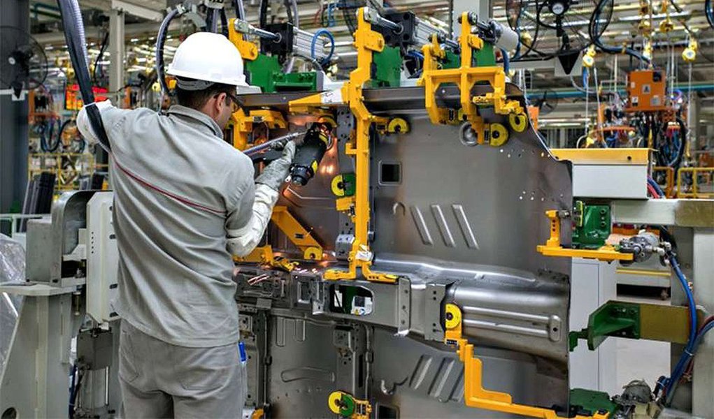 Produção industrial em outubro caiu em dez dos 14 locais pesquisados pelo Instituto Brasileiro de Geografia e Estatística (IBGE) quando em comparação com o mês anterior; maiores quedas foram observadas no Pará (-6%), Paraná (-5,7%), Espírito Santo (-5,1%) e Amazonas (-4,9%); segundo a Pesquisa Industrial Mensal, foram registradas altas nos estados da Bahia (2,2%), Ceará (0,9%), Pernambuco (0,3%) e Santa Catarina (0,2%) (Foto: Paulo Emílio) Produção industrial em outubro caiu em dez dos 14 locais pesquisados pelo Instituto Brasileiro de Geografia e Estatística (IBGE) quando em comparação com o mês anterior; maiores quedas foram observadas no Pará (-6%), Paraná (-5,7%), Espírito Santo (-5,1%) e Amazonas (-4,9%); segundo a Pesquisa Industrial Mensal, foram registradas altas nos estados da Bahia (2,2%), Ceará (0,9%), Pernambuco (0,3%) e Santa Catarina (0,2%)