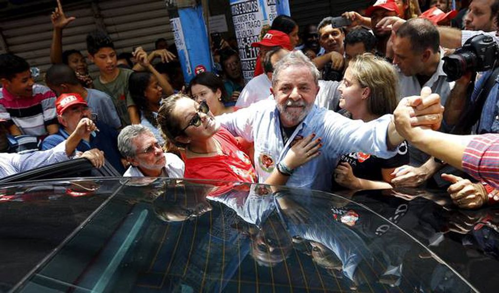 "Só lhe peço, companheiro Lula, que com toda resistência que possa ocorrer, que essa mídia sofra alguma forma de regulação, caso contrário, as pessoas serão sempre manipuladas. Ver pessoas de classe social inferior falar mal do PT e do seu governo, unindo-se a essa corja, nos faz sofrer muito", disse a médica e advogada, Dinália de Mesquita, em carta ao ex-presidente Lula (Foto: Chico Vigilante) "Só lhe peço, companheiro Lula, que com toda resistência que possa ocorrer, que essa mídia sofra alguma forma de regulação, caso contrário, as pessoas serão sempre manipuladas. Ver pessoas de classe social inferior falar mal do PT e do seu governo, unindo-se a essa corja, nos faz sofrer muito", disse a médica e advogada, Dinália de Mesquita, em carta ao ex-presidente Lula