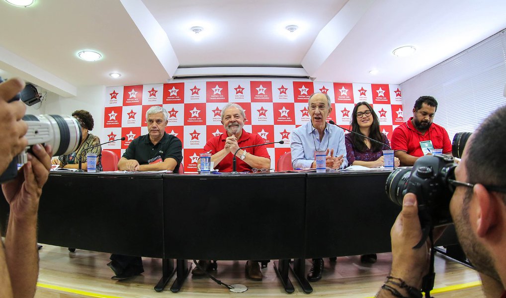 Nesta terça (19), em reunião com o Diretório Nacional do Partido dos Trabalhadores, em São Paulo, o ex-presidente Lula afirmou que fará do seu tempo de vida o que pensei que não precisasse fazer novamente: "Vou lutar pela democracia, pelo estado democrático de direito e pelo respeito ao voto neste país”; ele avaliou que domingo foi um dia historicamente triste para o Brasil, mas disse que não desanimou, comparou o momento atual com a campanha pelas Diretas Já e sua primeira campanha a presidente, em 1989; "É bom perceber que o que nós construímos nesse país está mexendo com a alma e o coração de muita gente”, afirmou (Foto: Valter Lima) Nesta terça (19), em reunião com o Diretório Nacional do Partido dos Trabalhadores, em São Paulo, o ex-presidente Lula afirmou que fará do seu tempo de vida o que pensei que não precisasse fazer novamente: "Vou lutar pela democracia, pelo estado democrático de direito e pelo respeito ao voto neste país”; ele avaliou que domingo foi um dia historicamente triste para o Brasil, mas disse que não desanimou, comparou o momento atual com a campanha pelas Diretas Já e sua primeira campanha a presidente, em 1989; "É bom perceber que o que nós construímos nesse país está mexendo com a alma e o coração de muita gente”, afirmou