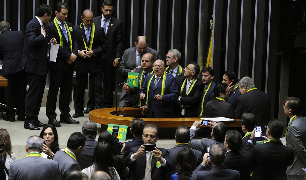 Jurista Miguel Reale Júnior, um dos autores da denúncia contra a presidenta Dilma Rousseff, abriu a sessão que discute o processo de impeachment rebatendo os gritos de guerra de manifestantes favoráveis à manutenção do governo Dilma Rousseff; "Golpe sim houve quando se sonegou a revelação de que o país estava quebrado, quando se mascarou a situação fiscal do país e continuaram a fazer imensos gastos públicos e tiveram que se valer de empréstimos de entidades brasileiras", afirmou. (Foto: Paulo Emílio) Jurista Miguel Reale Júnior, um dos autores da denúncia contra a presidenta Dilma Rousseff, abriu a sessão que discute o processo de impeachment rebatendo os gritos de guerra de manifestantes favoráveis à manutenção do governo Dilma Rousseff; "Golpe sim houve quando se sonegou a revelação de que o país estava quebrado, quando se mascarou a situação fiscal do país e continuaram a fazer imensos gastos públicos e tiveram que se valer de empréstimos de entidades brasileiras", afirmou.