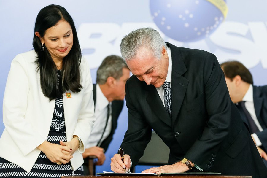 O “álibi” que construíram para Michel Temer justificar sua participação na tentativa de “enquadrar” o ex-ministro Marcelo Calero para que atendesse ao pleito do ex-ministro Geddel em relação ao prédio irregular de Salvador revelou-se absolutamente inconsistente: o de que teria apenas sugerido ao então ministro da Cultura encaminhar o assunto à AGU, a quem compete dirimir conflitos entre órgãos. O conflito não era entre dois órgãos distintos, mas sim entre uma instância inferior (Iphan-Bahia) e a direção nacional do Iphan, que teria de prevalecer; leia a análise da colunista Tereza Cruvinel (Foto: Tereza Cruvinel) O “álibi” que construíram para Michel Temer justificar sua participação na tentativa de “enquadrar” o ex-ministro Marcelo Calero para que atendesse ao pleito do ex-ministro Geddel em relação ao prédio irregular de Salvador revelou-se absolutamente inconsistente: o de que teria apenas sugerido ao então ministro da Cultura encaminhar o assunto à AGU, a quem compete dirimir conflitos entre órgãos. O conflito não era entre dois órgãos distintos, mas sim entre uma instância inferior (Iphan-Bahia) e a direção nacional do Iphan, que teria de prevalecer; leia a análise da colunista Tereza Cruvinel