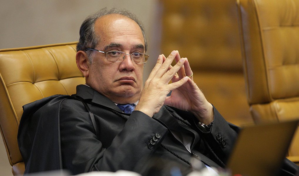 O ministro do Supremo Tribunal Federal (STF), Gilmar Mendes, afirmou nesta terça (8) que o país não está vivendo um quadro de ruptura constitucional e que o impeachment, embora um “remédio” excepcional, está previsto na Constituição para casos extremos; ele afirmou que não é necessário haver corrupção ou peculato para que fique caracterizada a ocorrência de improbidade administrativa ou crime de responsabilidade que justifiquem o impeachment; “O crime de responsabilidade não é necessariamente um crime de corrupção, de peculato, ligado ao Código Penal. Ele é também um crime de responsabilidade política, é uma infração político-administrativa. Descumpriu a Lei Orçamentária, abriu crédito sem autorização legal, fez as tais pedaladas ou não?", diz
(Foto: Valter Lima) O ministro do Supremo Tribunal Federal (STF), Gilmar Mendes, afirmou nesta terça (8) que o país não está vivendo um quadro de ruptura constitucional e que o impeachment, embora um “remédio” excepcional, está previsto na Constituição para casos extremos; ele afirmou que não é necessário haver corrupção ou peculato para que fique caracterizada a ocorrência de improbidade administrativa ou crime de responsabilidade que justifiquem o impeachment; “O crime de responsabilidade não é necessariamente um crime de corrupção, de peculato, ligado ao Código Penal. Ele é também um crime de responsabilidade política, é uma infração político-administrativa. Descumpriu a Lei Orçamentária, abriu crédito sem autorização legal, fez as tais pedaladas ou não?", diz