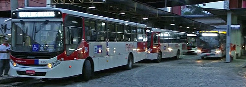Paralisação de cinco empresas de ônibus na região do ABC paulista nesta quarta-feira, 16, prejudica o transporte de 45 mil passageiros; motoristas protestam em razão da falta de pagamento do último salário; com a greve, 26 linhas nas cidades de São Paulo, Mauá, Santo André, São Bernardo do Campo e Diadema estão paradas (Foto: Aquiles Lins) Paralisação de cinco empresas de ônibus na região do ABC paulista nesta quarta-feira, 16, prejudica o transporte de 45 mil passageiros; motoristas protestam em razão da falta de pagamento do último salário; com a greve, 26 linhas nas cidades de São Paulo, Mauá, Santo André, São Bernardo do Campo e Diadema estão paradas
