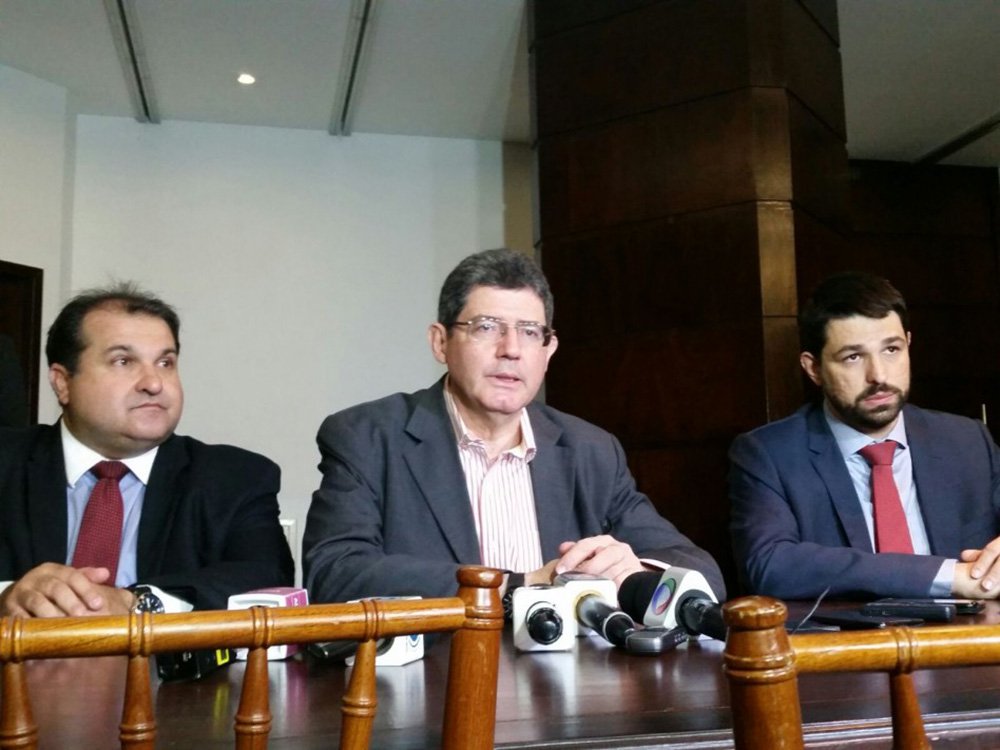 Em Maceió para participar de uma reunião do Conselho Nacional de Política Fazendária (Confaz), o ministro da Fazenda, Joaquim Levy, elogiou o desempenho econômico de Alagoas, obtendo um dos maiores superávits primários mesmo diante da crise e da queda dos repasses federais às unidades da Federação e aos municípios; o ministro também reafirmou que a nova CPMF seria implantada provisoriamente para tentar reequilibrar a previdência do Brasil (Foto: Voney Malta) Em Maceió para participar de uma reunião do Conselho Nacional de Política Fazendária (Confaz), o ministro da Fazenda, Joaquim Levy, elogiou o desempenho econômico de Alagoas, obtendo um dos maiores superávits primários mesmo diante da crise e da queda dos repasses federais às unidades da Federação e aos municípios; o ministro também reafirmou que a nova CPMF seria implantada provisoriamente para tentar reequilibrar a previdência do Brasil