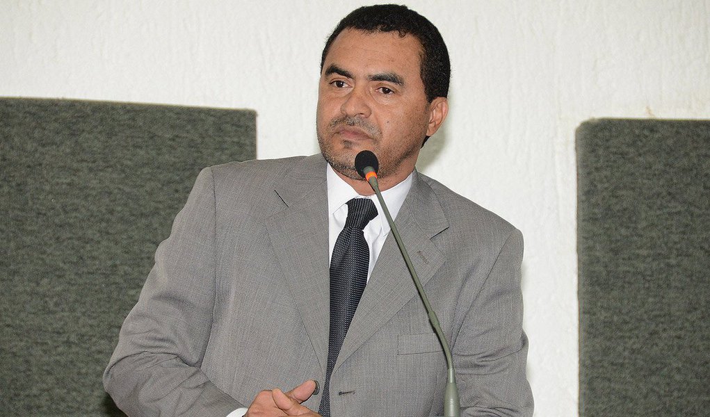 O deputado estadual Wanderlei Barbosa (SD) rebateu especulações que circulam nas redes sociais sobre a possibilidade de uma possível aproximação do seu partido com o prefeito de Palmas, Carlos Amastha (PSB); o parlamentar, no entanto, negou qualquer tipo de aliança com a atual administração municipal e mantém a posição de que o SD terá candidatura própria nas eleições de outubro; “Eu não tenho motivo e assunto nenhum que me interesse no governo do Amastha para que eu possa me aproximar”, afirmou (Foto: Leonardo Lucena) O deputado estadual Wanderlei Barbosa (SD) rebateu especulações que circulam nas redes sociais sobre a possibilidade de uma possível aproximação do seu partido com o prefeito de Palmas, Carlos Amastha (PSB); o parlamentar, no entanto, negou qualquer tipo de aliança com a atual administração municipal e mantém a posição de que o SD terá candidatura própria nas eleições de outubro; “Eu não tenho motivo e assunto nenhum que me interesse no governo do Amastha para que eu possa me aproximar”, afirmou