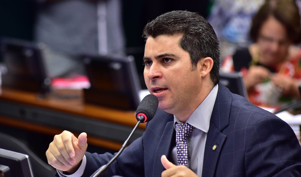 Deputado Marcos Rogério (PDT-RO) disse nesta quinta-feira, 10, que vai aproveitar o texto já elaborado pelo ex-relator Fausto Pinato (PRB-SP), pela admissibilidade do processo que pede a cassação do mandato de Eduardo Cunha (PMDB); Rogério disse não ter medi de qualquer ameaça que possa vir contra de aliados de Eduardo Cunha; "Com os respeito às regras, não há porque ter qualquer tipo de constrangimento ilegal ou ameaça. É natural do processo, o esperneio, mas a ameaça não faz parte do bom ambiente de trabalho. Espero não ter esse tipo de constrangimento, e não tive até agora", disse (Foto: Aquiles Lins) Deputado Marcos Rogério (PDT-RO) disse nesta quinta-feira, 10, que vai aproveitar o texto já elaborado pelo ex-relator Fausto Pinato (PRB-SP), pela admissibilidade do processo que pede a cassação do mandato de Eduardo Cunha (PMDB); Rogério disse não ter medi de qualquer ameaça que possa vir contra de aliados de Eduardo Cunha; "Com os respeito às regras, não há porque ter qualquer tipo de constrangimento ilegal ou ameaça. É natural do processo, o esperneio, mas a ameaça não faz parte do bom ambiente de trabalho. Espero não ter esse tipo de constrangimento, e não tive até agora", disse