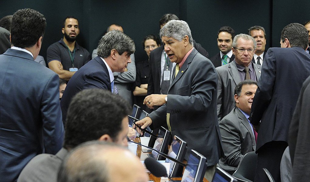 Por unanimidade, o processo no Conselho de Ética contra o líder do Psol, deputado Chico Alencar (RJ), foi arquivado; 16 parlamentares votaram com o relator do processo, deputado Sandro Alex (PPS-PR); o relator votou pela inépcia e ausência de justa causa na representação, que foi apresentada pelo deputado Paulinho da Força (SD-SP) (Foto: Gisele Federicce) Por unanimidade, o processo no Conselho de Ética contra o líder do Psol, deputado Chico Alencar (RJ), foi arquivado; 16 parlamentares votaram com o relator do processo, deputado Sandro Alex (PPS-PR); o relator votou pela inépcia e ausência de justa causa na representação, que foi apresentada pelo deputado Paulinho da Força (SD-SP)
