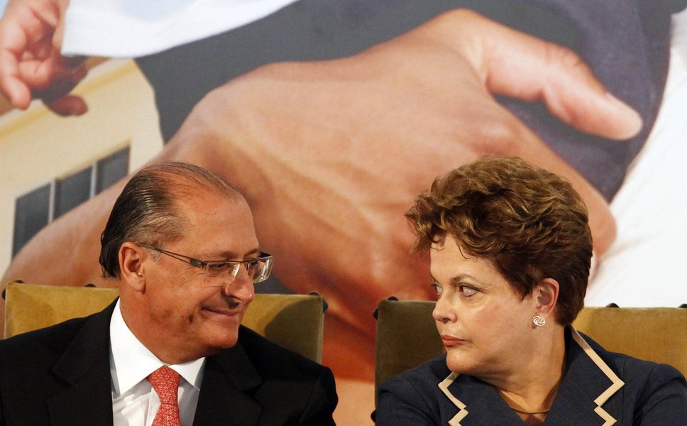 Governador de São Paulo reuniu empresários no Palácio dos Bandeirantes e condenou um eventual impeachment provocado por um motivo fútil, como as chamadas pedaladas fiscais; Geraldo Alckmin disse ainda que, se isso ocorrer, "há risco para a democracia, pois nenhum governo terá mais segurança jurídica de que terminará o mandato"; no encontro, que teve representantes de empresas como Bradesco, Brasil Foods e Riachuelo, ele afirmou ainda que há exemplos de "pedaladas" em estados e municípios e também disse que qualquer pretexto poderá ser usado para tirar governantes do cargo; no PSDB, enquanto o senador Aécio Neves sonha com novas eleições, José Serra defende parlamentarismo (Foto: Leonardo Attuch) www.brasil247.com - Governador de São Paulo reuniu empresários no Palácio dos Bandeirantes e condenou um eventual impeachment provocado por um motivo fútil, como as chamadas pedaladas fiscais; Geraldo Alckmin disse ainda que, se isso ocorrer, "há risco para a democracia, pois nenhum governo terá mais segurança jurídica de que terminará o mandato"; no encontro, que teve representantes de empresas como Bradesco, Brasil Foods e Riachuelo, ele afirmou ainda que há exemplos de "pedaladas" em estados e municípios e também disse que qualquer pretexto poderá ser usado para tirar governantes do cargo; no PSDB, enquanto o senador Aécio Neves sonha com novas eleições, José Serra defende parlamentarismo