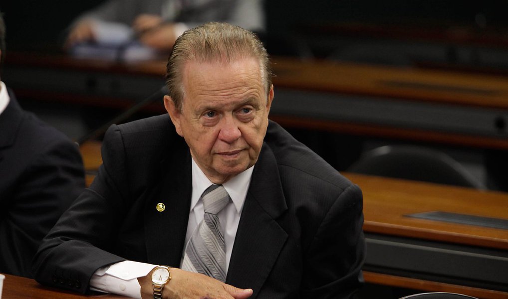 O deputado federal Mauro Lopes (PMDB-MG), confirmado como ministro da Aviação Civil do governo Dilma, disse que não teme retaliação do comando do PMDB por ter aceito o convite para o cargo; “Essa reação é de uma minoria do partido. Eu conversei com o vice-presidente Michel Temer e avisei a ele. Não há problema algum eu assumir o ministério”, ressaltou (Foto: Valter Lima) O deputado federal Mauro Lopes (PMDB-MG), confirmado como ministro da Aviação Civil do governo Dilma, disse que não teme retaliação do comando do PMDB por ter aceito o convite para o cargo; “Essa reação é de uma minoria do partido. Eu conversei com o vice-presidente Michel Temer e avisei a ele. Não há problema algum eu assumir o ministério”, ressaltou