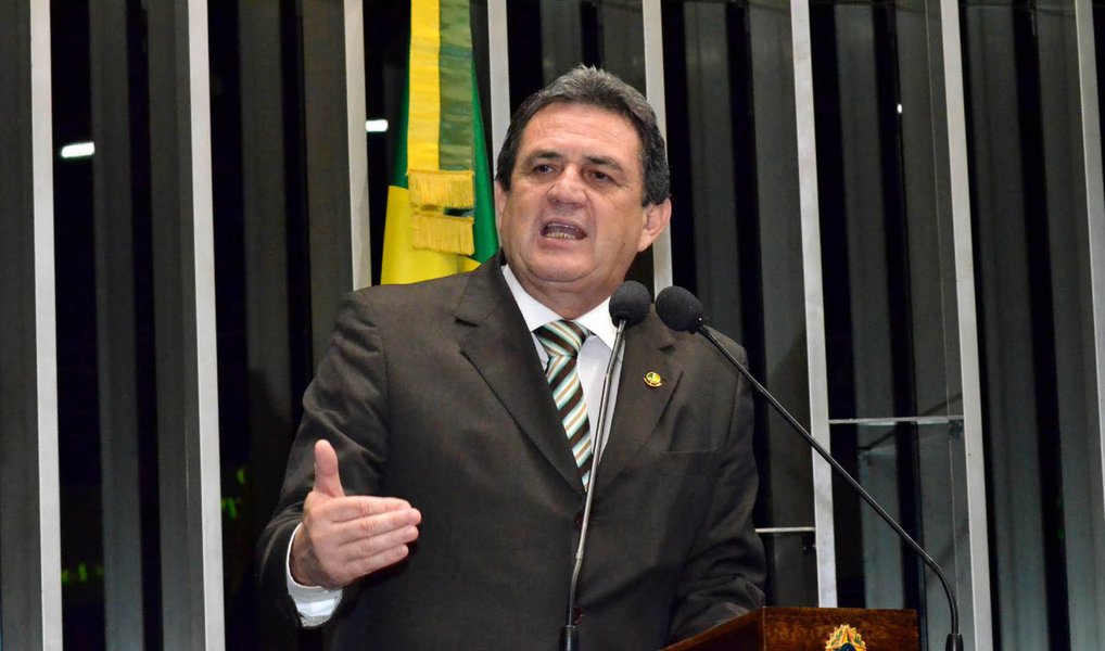 O senador Waldemir Moka (PMDB-MS) leu nesta terça (22), no plenário do Senado, uma carta do diretório regional do partido defendendo o imediato rompimento do PMDB nacional com o governo da presidente Dilma Rousseff; “O PMDB de Mato Grosso do Sul reafirma a posição manifestada na Convenção Nacional do Partido de imediato rompimento com o governo federal e condena a nomeação do ex-presidente Luiz Inácio Lula da Silva, um ato que fere a Justiça e é contrário aos interesses do povo brasileiro”, disse
(Foto: Valter Lima) O senador Waldemir Moka (PMDB-MS) leu nesta terça (22), no plenário do Senado, uma carta do diretório regional do partido defendendo o imediato rompimento do PMDB nacional com o governo da presidente Dilma Rousseff; “O PMDB de Mato Grosso do Sul reafirma a posição manifestada na Convenção Nacional do Partido de imediato rompimento com o governo federal e condena a nomeação do ex-presidente Luiz Inácio Lula da Silva, um ato que fere a Justiça e é contrário aos interesses do povo brasileiro”, disse