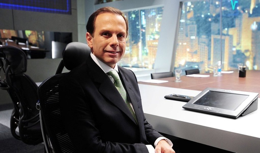 Movimento Brasil Livre não permitiu que o apresentador e empresário João Doria, pré-candidato à Prefeitura de São Paulo, discursasse no carro de som que o grupo utilizava na manifestação contra o governo neste domingo na Avenida Paulista; "Procuramos dar espaço apenas aos políticos que vão votar o impeachment no Congresso. Por isso vetamos vereadores, por exemplo", disse Renan Santos, um dos coordenadores do MBL (Foto: Romulo Faro) Movimento Brasil Livre não permitiu que o apresentador e empresário João Doria, pré-candidato à Prefeitura de São Paulo, discursasse no carro de som que o grupo utilizava na manifestação contra o governo neste domingo na Avenida Paulista; "Procuramos dar espaço apenas aos políticos que vão votar o impeachment no Congresso. Por isso vetamos vereadores, por exemplo", disse Renan Santos, um dos coordenadores do MBL