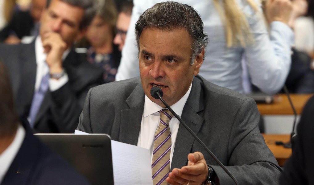 O procurador-geral da República Rodrigo Janot já possui as informações da delação do senador Delcídio do Amaral que envolvem o senador Aécio Neves (PSDB), além de já ter conhecimento de que o tucano mantém uma conta em Liechenstein em nome da própria mãe; investigadores avaliam preliminarmente que deve ser pedida abertura de inquérito contra o tucano; Delcídio relatou um caso na CPI dos Correios, que investigou o mensalão, no qual Aécio teria atrasado o envio de dados do Banco Rural para fazer uma "maquiagem" nas informações (Foto: Valter Lima) O procurador-geral da República Rodrigo Janot já possui as informações da delação do senador Delcídio do Amaral que envolvem o senador Aécio Neves (PSDB), além de já ter conhecimento de que o tucano mantém uma conta em Liechenstein em nome da própria mãe; investigadores avaliam preliminarmente que deve ser pedida abertura de inquérito contra o tucano; Delcídio relatou um caso na CPI dos Correios, que investigou o mensalão, no qual Aécio teria atrasado o envio de dados do Banco Rural para fazer uma "maquiagem" nas informações