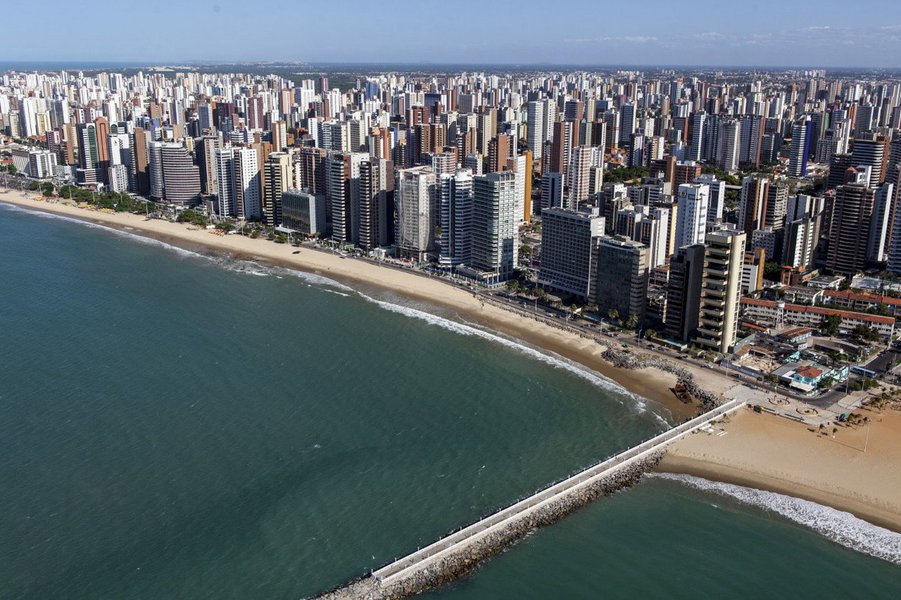 Por meio de um empréstimo de US$ 150 milhões, a Prefeitura de Fortaleza implementará o Programa Fortaleza Cidade Sustentável, que tem como principal foco balneabilidade da orla da capital cearense. Diversas ações de saneamento, drenagem e intervenções em águas de rios e riachos poluídos devem ser realizadas. O anúncio foi feito nesta quarta-feira (27), em entrevista coletiva (Foto: Rodrigo Rocha) Por meio de um empréstimo de US$ 150 milhões, a Prefeitura de Fortaleza implementará o Programa Fortaleza Cidade Sustentável, que tem como principal foco balneabilidade da orla da capital cearense. Diversas ações de saneamento, drenagem e intervenções em águas de rios e riachos poluídos devem ser realizadas. O anúncio foi feito nesta quarta-feira (27), em entrevista coletiva