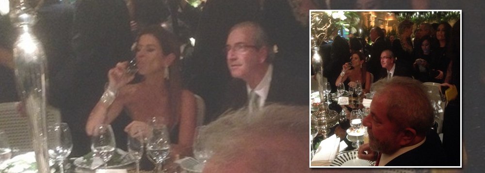 Eduardo Guimarães, do Blog da Cidadania esclarece a polêmica sobre uma foto em que o ex-presidente Lula aparece em um jantar ao lado do presidente da Câmara, Eduardo Cunha, que circula pelas redes sociais afirmando que ela havia sido tirada na semana passada: "É uma farsa. A foto foi tirada em maio deste ano, durante o casamento do cardiologista Roberto Kalil, diretor do Hospital Sírio Libanês, com a endocrinologista Cláudia Cozer' (Foto: Roberta Namour) Eduardo Guimarães, do Blog da Cidadania esclarece a polêmica sobre uma foto em que o ex-presidente Lula aparece em um jantar ao lado do presidente da Câmara, Eduardo Cunha, que circula pelas redes sociais afirmando que ela havia sido tirada na semana passada: "É uma farsa. A foto foi tirada em maio deste ano, durante o casamento do cardiologista Roberto Kalil, diretor do Hospital Sírio Libanês, com a endocrinologista Cláudia Cozer'