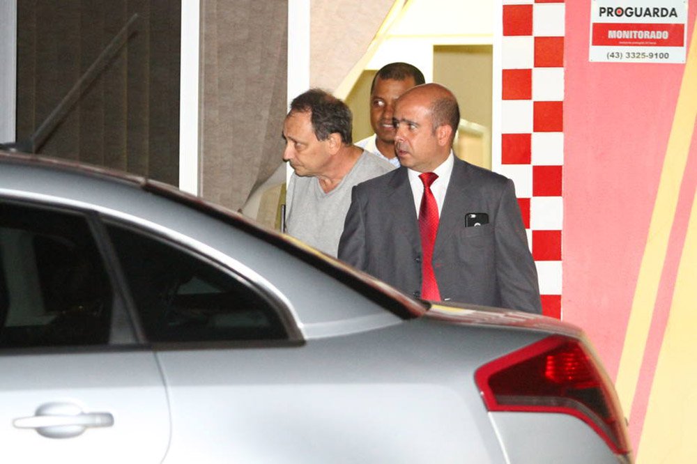 Após dois meses de paralisação, a Vara Criminal de Londrina, Norte do Paraná, vai retomar a Operação Voldemort, que investiga fraude em uma licitação para o conserto de carros oficiais do governo do Paraná; audiências com réus e testemunhas devem ser marcadas para novembro; segundo o MP-PR, o empresário Luiz Abi Antoun liderou o esquema e é dono da Oficina Providence, de Cambé, usada para a fraude; a empresa receberia R$ 1,5 milhão por seis meses de serviços prestados para o governo estadual, mas o contrato foi rompido após denúncia do órgão; Antoun é primo distante do governador Beto Richa (PSDB) (Foto: Leonardo Lucena) Após dois meses de paralisação, a Vara Criminal de Londrina, Norte do Paraná, vai retomar a Operação Voldemort, que investiga fraude em uma licitação para o conserto de carros oficiais do governo do Paraná; audiências com réus e testemunhas devem ser marcadas para novembro; segundo o MP-PR, o empresário Luiz Abi Antoun liderou o esquema e é dono da Oficina Providence, de Cambé, usada para a fraude; a empresa receberia R$ 1,5 milhão por seis meses de serviços prestados para o governo estadual, mas o contrato foi rompido após denúncia do órgão; Antoun é primo distante do governador Beto Richa (PSDB)