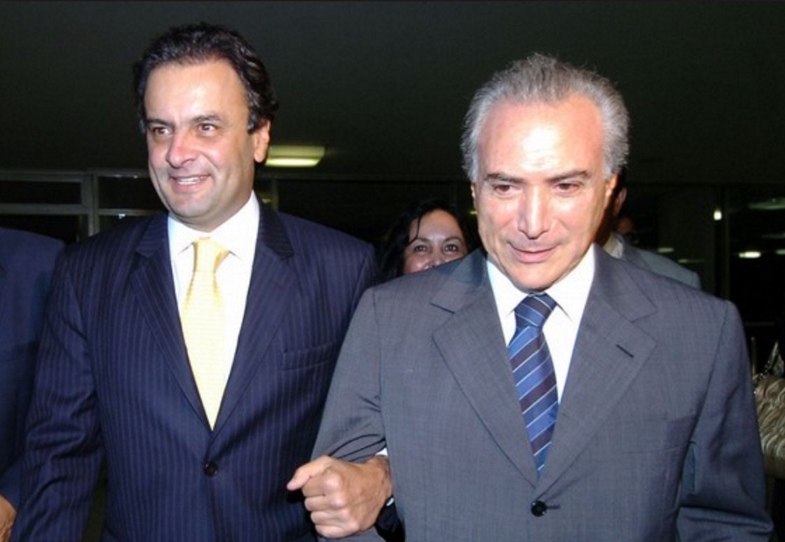 Prestes a ser denunciado pela procuradoria-geral da República pelo esquema de Furnas e pelas contas de Liechtenstein, o senador Aécio Neves (PSDB-MG), que se julgava presidente não de fato mas de direito do País, desiste da ação movida pelo PSDB no Tribunal Superior Eleitoral e busca agora um acordo com o vice-presidente Michel Temer, do PMDB; "Achava que o melhor caminho era uma nova eleição, para que assumisse um presidente legitimado pelo voto. Mas compreendo que isso só aconteceria a partir de uma decisão do TSE (de cassar a chapa eleita PT-PMDB). E essa decisão pode chegar, mas talvez o Brasil não aguente esperar tanto por isso", diz o senador, que, neste fim de semana, foi rifado por Globo e Abril (Foto: Leonardo Attuch) Prestes a ser denunciado pela procuradoria-geral da República pelo esquema de Furnas e pelas contas de Liechtenstein, o senador Aécio Neves (PSDB-MG), que se julgava presidente não de fato mas de direito do País, desiste da ação movida pelo PSDB no Tribunal Superior Eleitoral e busca agora um acordo com o vice-presidente Michel Temer, do PMDB; "Achava que o melhor caminho era uma nova eleição, para que assumisse um presidente legitimado pelo voto. Mas compreendo que isso só aconteceria a partir de uma decisão do TSE (de cassar a chapa eleita PT-PMDB). E essa decisão pode chegar, mas talvez o Brasil não aguente esperar tanto por isso", diz o senador, que, neste fim de semana, foi rifado por Globo e Abril