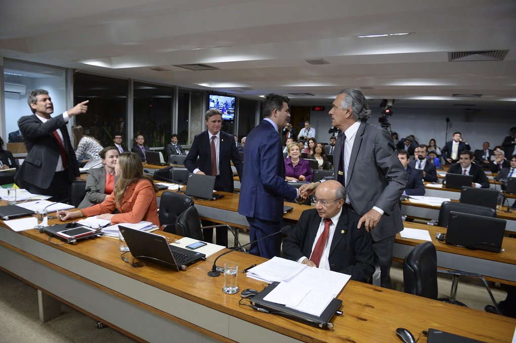 Senador goiano afirmou na sessão da comissão do impeachment, na noite de segunda-feira, que ministros estariam apagando arquivos para dificultar futura transição de governo; Lindbergh Farias (PT) interrompeu e disse que era mentira; Ronaldo Caiado (DEM) ficou irritado, se levantou da cadeira e disse para o colega "falar lá fora"; bate-boca ficou tenso e Caiado foi cercado por outros senadores; no mês passado, Caiado se envolveu em confusão com o ministro Patrus Ananias e o senador Donizeti Nogueira (PT); em outubro, numa audiência sobre privatização de companhias energéticas, Caiado também se irritou e chamou o ministro Eduardo Braga para a briga; parlamentar goiano precisou ser contido por seguranças e outros senadores (Foto: José Barbacena) Senador goiano afirmou na sessão da comissão do impeachment, na noite de segunda-feira, que ministros estariam apagando arquivos para dificultar futura transição de governo; Lindbergh Farias (PT) interrompeu e disse que era mentira; Ronaldo Caiado (DEM) ficou irritado, se levantou da cadeira e disse para o colega "falar lá fora"; bate-boca ficou tenso e Caiado foi cercado por outros senadores; no mês passado, Caiado se envolveu em confusão com o ministro Patrus Ananias e o senador Donizeti Nogueira (PT); em outubro, numa audiência sobre privatização de companhias energéticas, Caiado também se irritou e chamou o ministro Eduardo Braga para a briga; parlamentar goiano precisou ser contido por seguranças e outros senadores