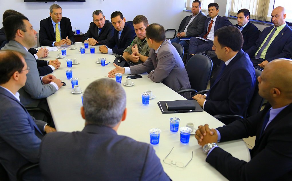 Vice-governador e secretário de Segurança, José Eliton, participou de reunião de trabalho com representantes dos comandos das polícias Civil, Militar e Federal; meta é que as três forças de segurança atuem de forma integrada no combate à criminalidade em todo o Estado; Eliton destacou a importância da integração entre as diferentes forças policiais. Segundo ele, parcerias desse porte ampliam a capacidade de atuação contra os criminosos; “É perceptível que o trabalho conjunto permite a elucidação dos mais diferentes casos. Temos visto isso em Goiás: grandes operações integradas que culminaram em prisões de suspeitos e apreensões de grandes quantidades de drogas” (Foto: José Barbacena) Vice-governador e secretário de Segurança, José Eliton, participou de reunião de trabalho com representantes dos comandos das polícias Civil, Militar e Federal; meta é que as três forças de segurança atuem de forma integrada no combate à criminalidade em todo o Estado; Eliton destacou a importância da integração entre as diferentes forças policiais. Segundo ele, parcerias desse porte ampliam a capacidade de atuação contra os criminosos; “É perceptível que o trabalho conjunto permite a elucidação dos mais diferentes casos. Temos visto isso em Goiás: grandes operações integradas que culminaram em prisões de suspeitos e apreensões de grandes quantidades de drogas”