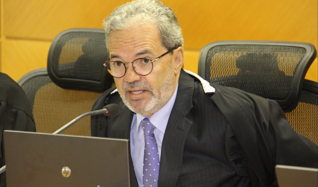 O presidente do Tribunal de Contas do Estado (TCE), Clóvis Barbosa, recomendou ontem que a prefeitura de Aracaju realize, em 15 dias, um novo procedimento de contratação emergencial de prestador de serviço para a coleta do lixo na cidade; em sua decisão, o conselheiro afirmou que o processo realizado pela Empresa Municipal de Serviços Urbanos (Emsurb) que contratou a Cavo é “nulo”, mas ponderou que, diante do caso em questão, recomendou que a atual relação seja mantida até que ocorra nova seleção (Foto: Valter Lima) O presidente do Tribunal de Contas do Estado (TCE), Clóvis Barbosa, recomendou ontem que a prefeitura de Aracaju realize, em 15 dias, um novo procedimento de contratação emergencial de prestador de serviço para a coleta do lixo na cidade; em sua decisão, o conselheiro afirmou que o processo realizado pela Empresa Municipal de Serviços Urbanos (Emsurb) que contratou a Cavo é “nulo”, mas ponderou que, diante do caso em questão, recomendou que a atual relação seja mantida até que ocorra nova seleção