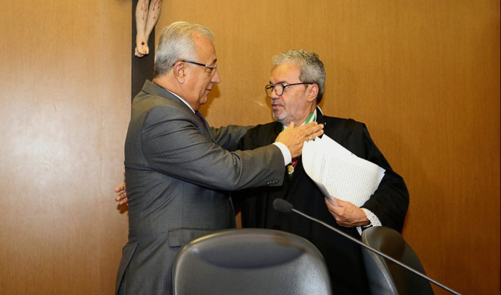 O governador Jackson Barreto (PMDB) disse nesta segunda (14) ao 247 que a sugestão do novo presidente do Tribunal de Contas do Estado (TCE) de auditar os contratos da administração como forma de identificar possíveis irregularidades é "importante"; no entanto, JB revelou que o Estado já vem se debruçando sobre o tema; “Estamos fazendo isso já, tomando providências, vamos fazer auditoria em tudo. Estamos fazendo esse trabalho com relação aos contratos. Já sentamos eu, Almeida Lima, que foi quem sugeriu, o secretário da Fazenda e outros secretários, já nos reunimos com este objetivo”, relatou (Foto: Valter Lima) O governador Jackson Barreto (PMDB) disse nesta segunda (14) ao 247 que a sugestão do novo presidente do Tribunal de Contas do Estado (TCE) de auditar os contratos da administração como forma de identificar possíveis irregularidades é "importante"; no entanto, JB revelou que o Estado já vem se debruçando sobre o tema; “Estamos fazendo isso já, tomando providências, vamos fazer auditoria em tudo. Estamos fazendo esse trabalho com relação aos contratos. Já sentamos eu, Almeida Lima, que foi quem sugeriu, o secretário da Fazenda e outros secretários, já nos reunimos com este objetivo”, relatou