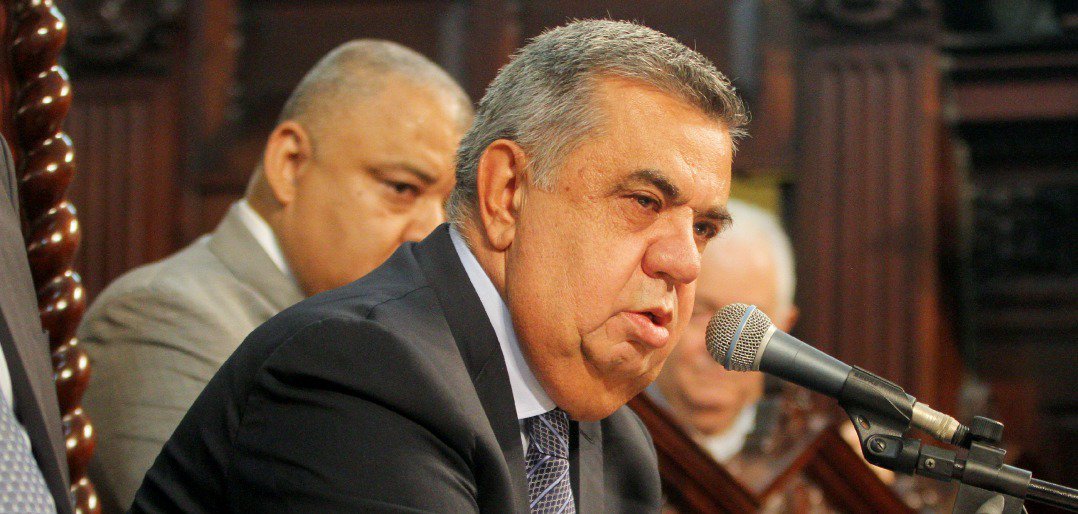 deputado estadual Jorge Picciani (PMDB) defendeu a privatização da Cedae como uma das condições para o socorro financeiro do governo federal ao Rio; de acordo com o parlamentar, "as ações da Cedae são o ativo que temos para dar como garantia e salvar o estado"; "Sem isso, não tem empréstimo, nem plano, nem salário. E não tendo salário em dia, continuaremos na confusão. E nessa confusão, não tenho dúvidas de que, em mais cinco meses, vamos viver um ambiente de impeachment"; conforme reforçou o deputado, "o que o Rio tem para garantir um empréstimo de R$ 3,5 bilhões são as ações da Cedae" (Foto: Leonardo Lucena) deputado estadual Jorge Picciani (PMDB) defendeu a privatização da Cedae como uma das condições para o socorro financeiro do governo federal ao Rio; de acordo com o parlamentar, "as ações da Cedae são o ativo que temos para dar como garantia e salvar o estado"; "Sem isso, não tem empréstimo, nem plano, nem salário. E não tendo salário em dia, continuaremos na confusão. E nessa confusão, não tenho dúvidas de que, em mais cinco meses, vamos viver um ambiente de impeachment"; conforme reforçou o deputado, "o que o Rio tem para garantir um empréstimo de R$ 3,5 bilhões são as ações da Cedae"