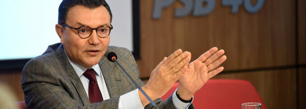 Para justificar apoio ao golpe, presidente nacional do PSB, Carlos Siqueira insiste na tese de que a presidente Dilma Rousseff “cometeu crime de responsabilidade ao editar decretos de aumento de despesa sem autorização do Congresso, desrespeitando a Constituição e a lei orçamentária”; segundo ele, “o processo de impeachment que ora tramita na Câmara dos Deputados é única saída constitucional e legal, no momento, para que nosso país tenha um governo de transição, a exemplo do que realizou o presidente Itamar Franco” (Foto: Roberta Namour) Para justificar apoio ao golpe, presidente nacional do PSB, Carlos Siqueira insiste na tese de que a presidente Dilma Rousseff “cometeu crime de responsabilidade ao editar decretos de aumento de despesa sem autorização do Congresso, desrespeitando a Constituição e a lei orçamentária”; segundo ele, “o processo de impeachment que ora tramita na Câmara dos Deputados é única saída constitucional e legal, no momento, para que nosso país tenha um governo de transição, a exemplo do que realizou o presidente Itamar Franco”