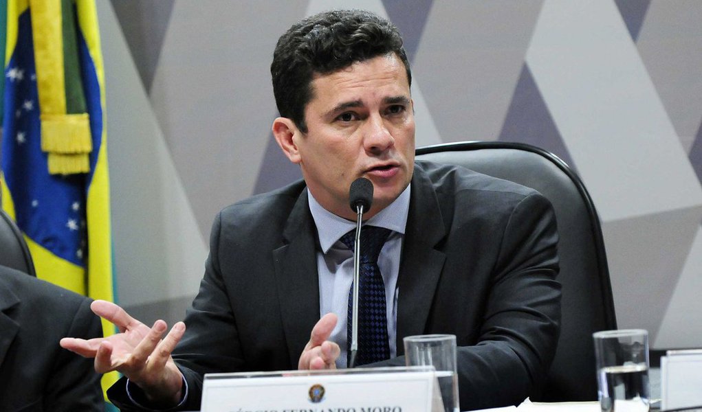 “Juiz Sérgio Moro arriscou tudo neste grampo urdido em conluio com a Globo. Os adversários podem fazer tudo, exceto se intimidar com seu blefe. Moro e seu golpismo só serão derrotados com uma reação enérgica dos que não querem ver o Brasil retroceder aos horrores de 1954 e 1964”, disse Paulo Nogueira, do DCM (Foto: Roberta Namour) “Juiz Sérgio Moro arriscou tudo neste grampo urdido em conluio com a Globo. Os adversários podem fazer tudo, exceto se intimidar com seu blefe. Moro e seu golpismo só serão derrotados com uma reação enérgica dos que não querem ver o Brasil retroceder aos horrores de 1954 e 1964”, disse Paulo Nogueira, do DCM