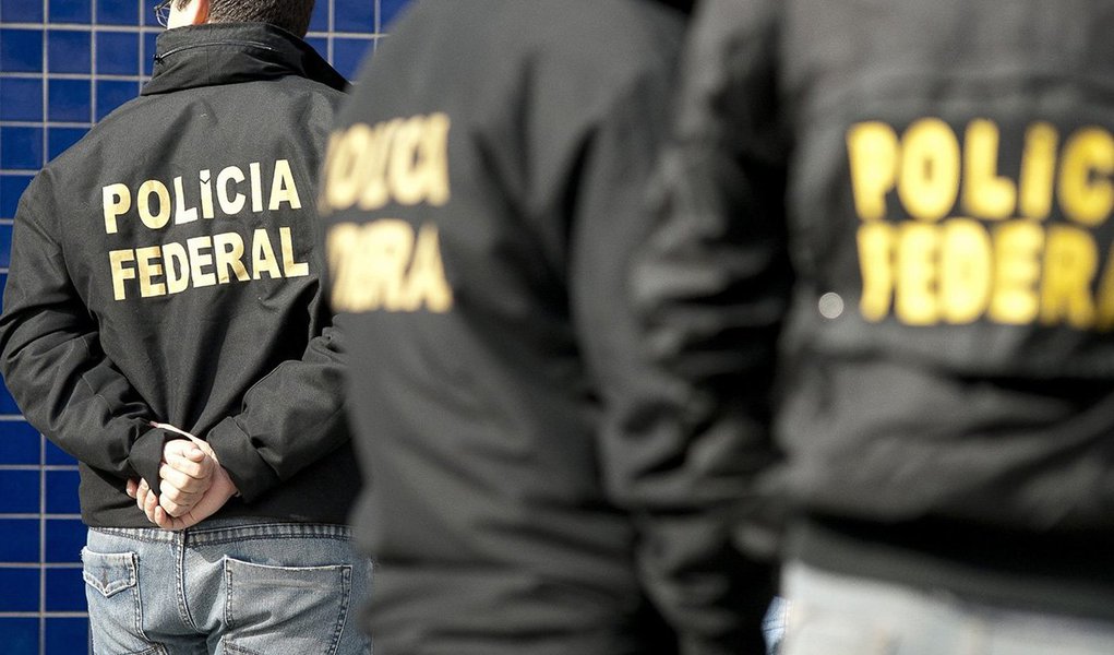 A Polícia Federal (PF) deflagrou uma operação para combater irregularidades em licitações de prestação de serviços na prefeitura de Foz do Iguaçu, no oeste do Paraná; segundo a PF, o esquema tinha como finalidade a obtenção de vantagens indevidas e desvio de dinheiro público; foram expedidos 84 mandados judiciais - quatro de prisão preventiva, dez de prisão temporária, 51 de busca e apreensão e 19 de condução coercitiva, quando o investigado é obrigado a prestar depoimento; um dos alvos de condução coercitiva é o prefeito da cidade, Reni Pereira (PSB) (Foto: Leonardo Lucena) A Polícia Federal (PF) deflagrou uma operação para combater irregularidades em licitações de prestação de serviços na prefeitura de Foz do Iguaçu, no oeste do Paraná; segundo a PF, o esquema tinha como finalidade a obtenção de vantagens indevidas e desvio de dinheiro público; foram expedidos 84 mandados judiciais - quatro de prisão preventiva, dez de prisão temporária, 51 de busca e apreensão e 19 de condução coercitiva, quando o investigado é obrigado a prestar depoimento; um dos alvos de condução coercitiva é o prefeito da cidade, Reni Pereira (PSB)